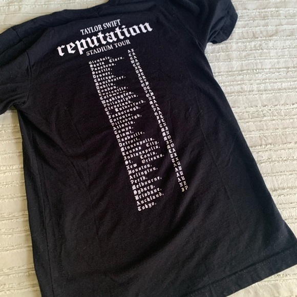 Taylor Swift Reputation Official Tour Tee Size Small 🖤 - Picture 4 of 5